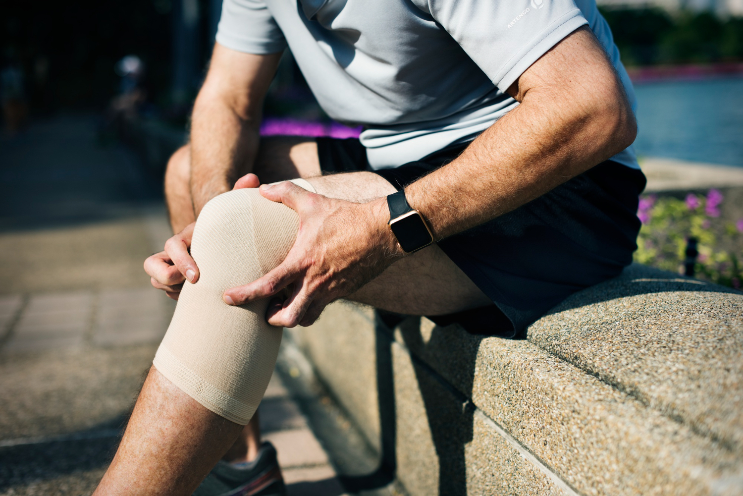 Read more about the article Debunking Common Myths About Knee Pain: Separating Fact from Fiction